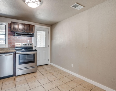 913 Jameson Street - Photo Thumbnail 7