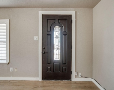 913 Jameson Street - Photo Thumbnail 3