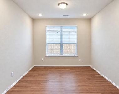 3211 Buffalo Creek Circle - Photo Thumbnail 6
