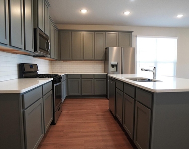 3211 Buffalo Creek Circle - Photo Thumbnail 3