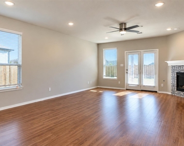 3211 Buffalo Creek Circle - Photo Thumbnail 2