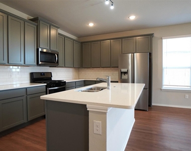 3211 Buffalo Creek Circle - Photo Thumbnail 4