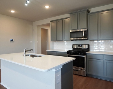 3211 Buffalo Creek Circle - Photo Thumbnail 5