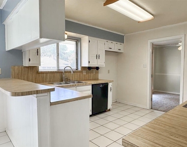 407 Shoretrail Drive - Photo Thumbnail 6