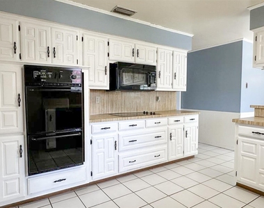 407 Shoretrail Drive - Photo Thumbnail 5