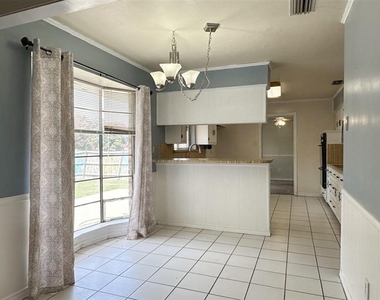 407 Shoretrail Drive - Photo Thumbnail 8