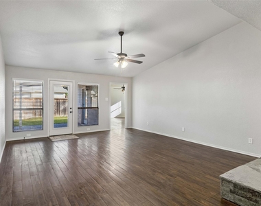 921 Harvest Glen Drive - Photo Thumbnail 12