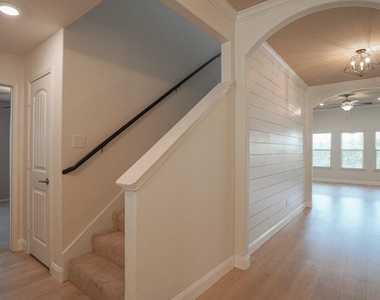 239 Oxford Drive - Photo Thumbnail 5