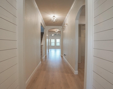 239 Oxford Drive - Photo Thumbnail 4