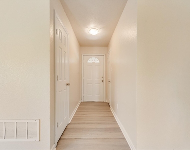 220 Hollywood Drive - Photo Thumbnail 2