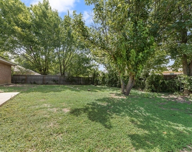 220 Hollywood Drive - Photo Thumbnail 17