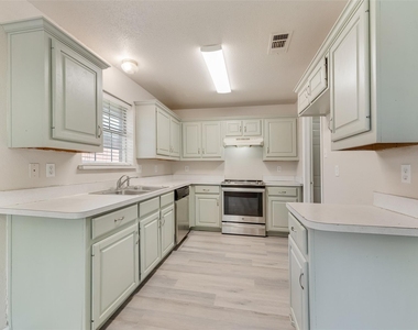 220 Hollywood Drive - Photo Thumbnail 6