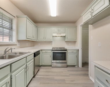 220 Hollywood Drive - Photo Thumbnail 7