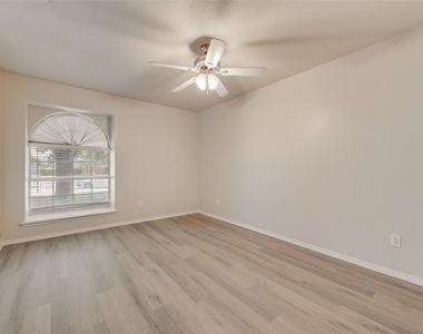 220 Hollywood Drive - Photo Thumbnail 10