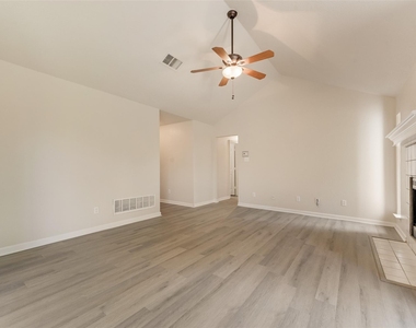 220 Hollywood Drive - Photo Thumbnail 4