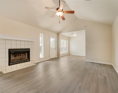 220 Hollywood Drive - Photo Thumbnail 3