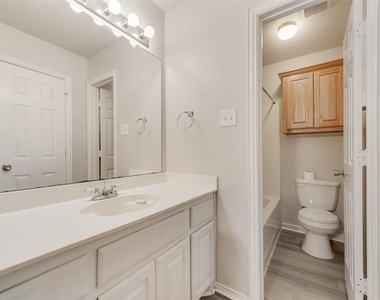 220 Hollywood Drive - Photo Thumbnail 12