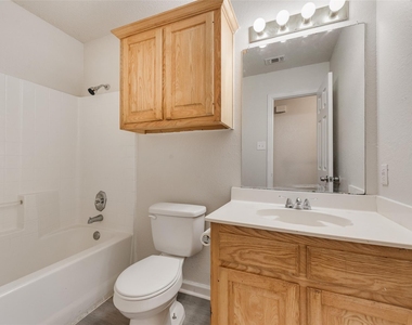 220 Hollywood Drive - Photo Thumbnail 15