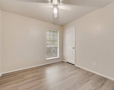 220 Hollywood Drive - Photo Thumbnail 14