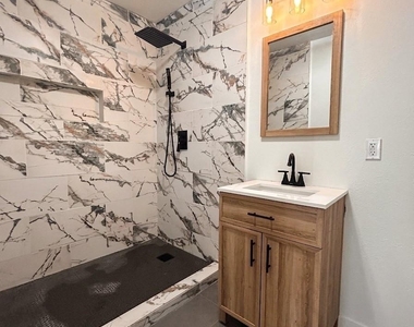 1120 N Ross Avenue - Photo Thumbnail 6