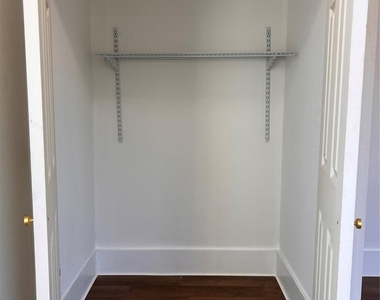 1120 N Ross Avenue - Photo Thumbnail 7