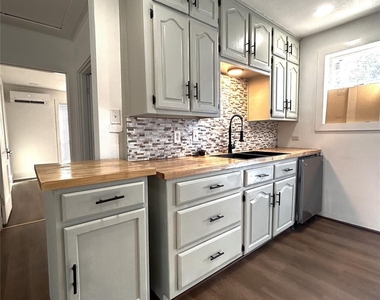 1120 N Ross Avenue - Photo Thumbnail 3