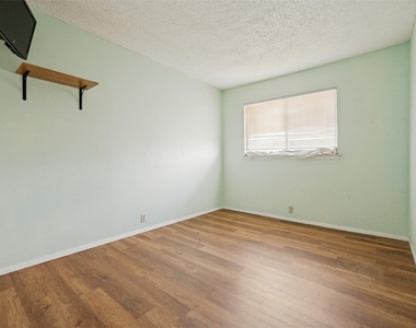 11916 Leisure Drive - Photo Thumbnail 11