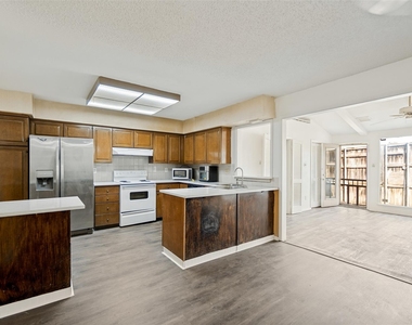 11916 Leisure Drive - Photo Thumbnail 10
