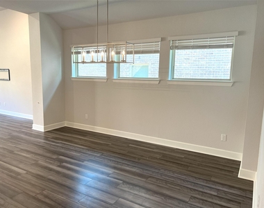 352 Foxthorne Way - Photo Thumbnail 8