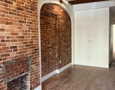 105 Berry Street - Photo Thumbnail 8