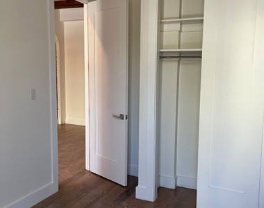 105 Berry Street - Photo Thumbnail 10