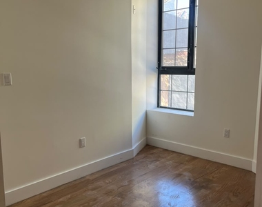 105 Berry Street - Photo Thumbnail 9