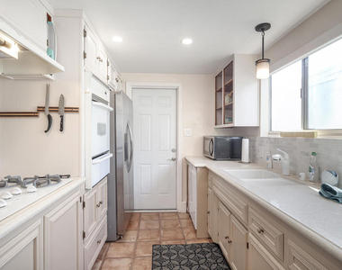 207 Rossmore Drive - Photo Thumbnail 10