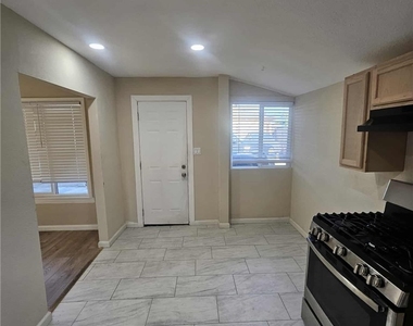 814 E E Street - Photo Thumbnail 7