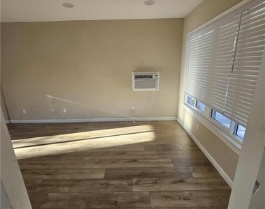 814 E E Street - Photo Thumbnail 8
