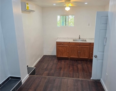 979 Venus Way - Photo Thumbnail 4