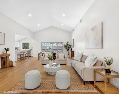 5759 Jamieson Avenue - Photo Thumbnail 2