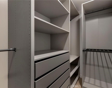 5759 Jamieson Avenue - Photo Thumbnail 16