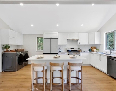 5759 Jamieson Avenue - Photo Thumbnail 5
