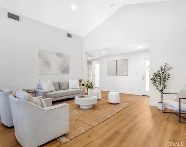 5759 Jamieson Avenue - Photo Thumbnail 10