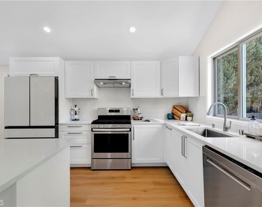 5759 Jamieson Avenue - Photo Thumbnail 7
