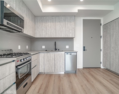 2828 London Street - Photo Thumbnail 4