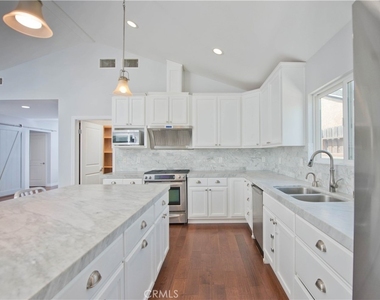 17343 Martha Street - Photo Thumbnail 3