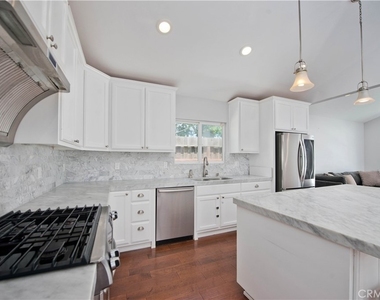 17343 Martha Street - Photo Thumbnail 4