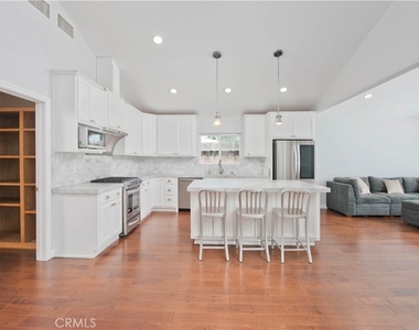 17343 Martha Street - Photo Thumbnail 2