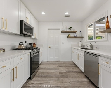 6201 Tampa - Photo Thumbnail 4