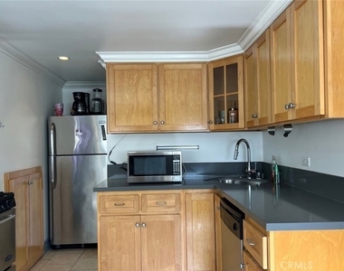 940 Hilldale Ave - Photo Thumbnail 4