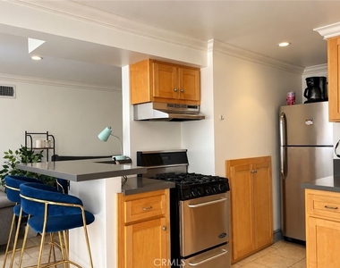 940 Hilldale Ave - Photo Thumbnail 1