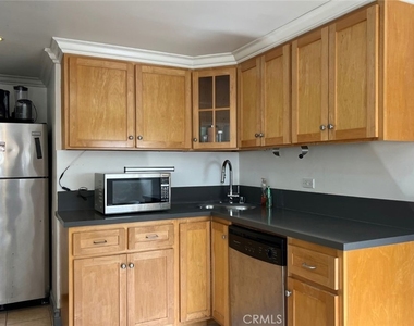 940 Hilldale Ave - Photo Thumbnail 3
