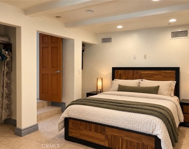 940 Hilldale Ave - Photo Thumbnail 11